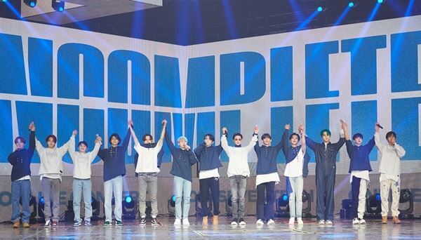 “まさに動く芸術作品” SEVENTEEN、初オンラインコンサートで世界122ヵ国のCARATへ愛を語る