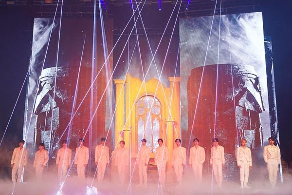 “まさに動く芸術作品” SEVENTEEN、初オンラインコンサートで世界122ヵ国のCARATへ愛を語る