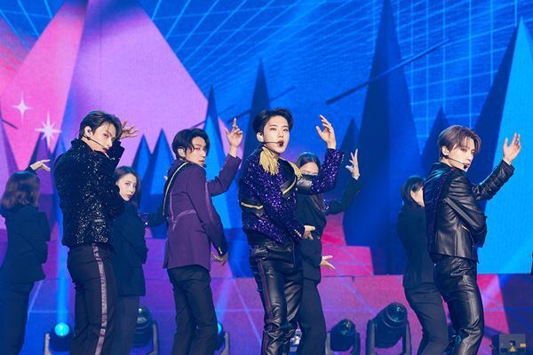 “まさに動く芸術作品” SEVENTEEN、初オンラインコンサートで世界122ヵ国のCARATへ愛を語る