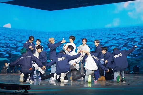 “まさに動く芸術作品” SEVENTEEN、初オンラインコンサートで世界122ヵ国のCARATへ愛を語る