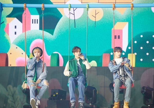 “まさに動く芸術作品” SEVENTEEN、初オンラインコンサートで世界122ヵ国のCARATへ愛を語る