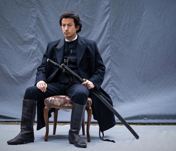 岡田准一が土方歳三に“完全憑依”の『燃えよ剣』新場面写真公開　各界から絶賛のコメントも