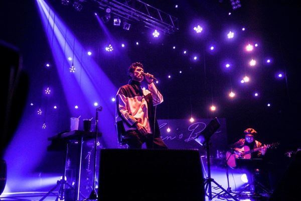 平井堅「必ず夜は明けますので、ぜひ生きていてほしい」　2020年最初にして唯一のオンラインライブ「Ken’s Bar」で全13曲披露