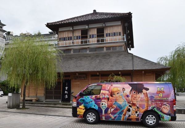 ウッディやバズが日本中を巡る　『トイ・ストーリー4』オリジナルラッピングカー走行中