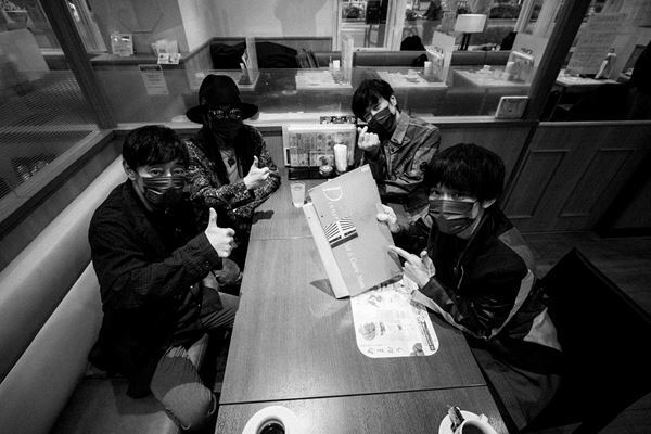 スピッツ、WOWOW特番よりデニーズ南阿佐ヶ谷店でのインタビュー映像を一部公開