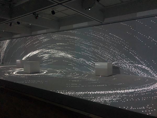 ライゾマティクスの大規模個展が東京都現代美術館にて開幕 設立から15年の多岐にわたる活動を複合的に展観