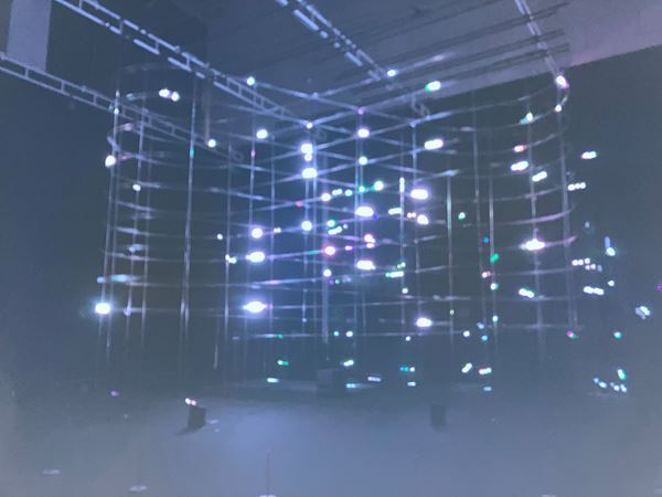 ライゾマティクスの大規模個展が東京都現代美術館にて開幕 設立から15年の多岐にわたる活動を複合的に展観