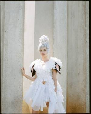 コスチューム・アーティスト、ひびのこづえの魅力に迫る展覧会 新作パフォーマンス『ROOT：根』も発表！　