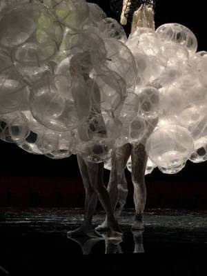 コスチューム・アーティスト、ひびのこづえの魅力に迫る展覧会 新作パフォーマンス『ROOT：根』も発表！　