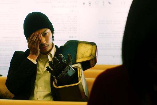 綾野剛主演『ホムンクルス』VFXシーン場面写真一挙公開　新人俳優・伊東茄那の姿も