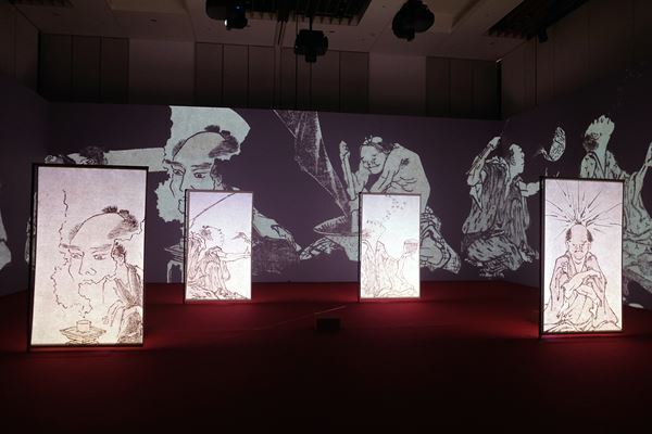 床から天井まで北斎で埋め尽くされた展示空間は圧巻！『北斎づくし』展、東京ミッドタウン・ホールにて開催中