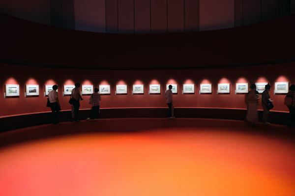 床から天井まで北斎で埋め尽くされた展示空間は圧巻！『北斎づくし』展、東京ミッドタウン・ホールにて開催中