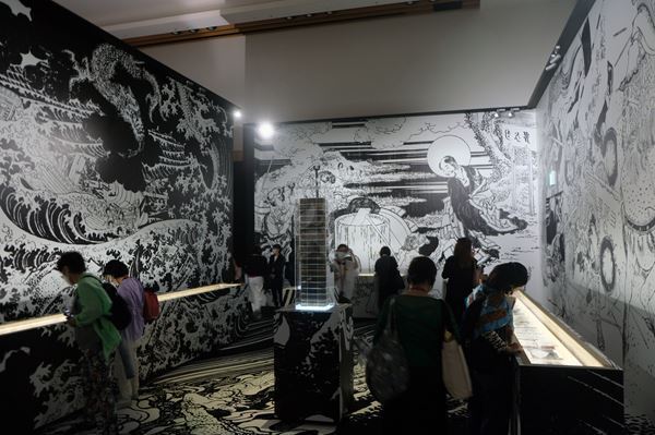 床から天井まで北斎で埋め尽くされた展示空間は圧巻！『北斎づくし』展、東京ミッドタウン・ホールにて開催中