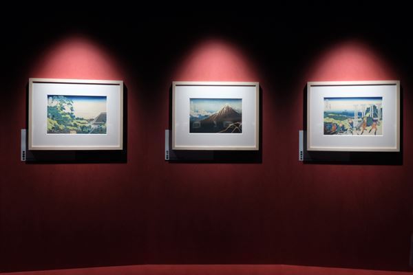 床から天井まで北斎で埋め尽くされた展示空間は圧巻！『北斎づくし』展、東京ミッドタウン・ホールにて開催中