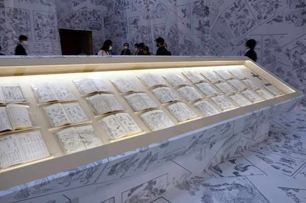 床から天井まで北斎で埋め尽くされた展示空間は圧巻！『北斎づくし』展、東京ミッドタウン・ホールにて開催中