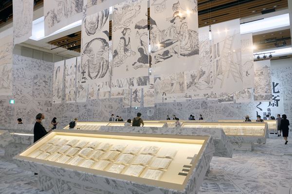 床から天井まで北斎で埋め尽くされた展示空間は圧巻！『北斎づくし』展、東京ミッドタウン・ホールにて開催中