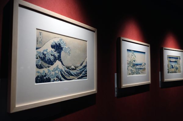 床から天井まで北斎で埋め尽くされた展示空間は圧巻！『北斎づくし』展、東京ミッドタウン・ホールにて開催中