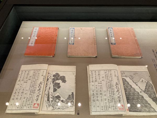 床から天井まで北斎で埋め尽くされた展示空間は圧巻！『北斎づくし』展、東京ミッドタウン・ホールにて開催中