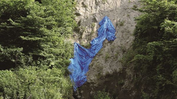 私たちの生きる現在を考える『記憶は地に沁み、風を越え 日本の新進作家 vol. 18』開催中