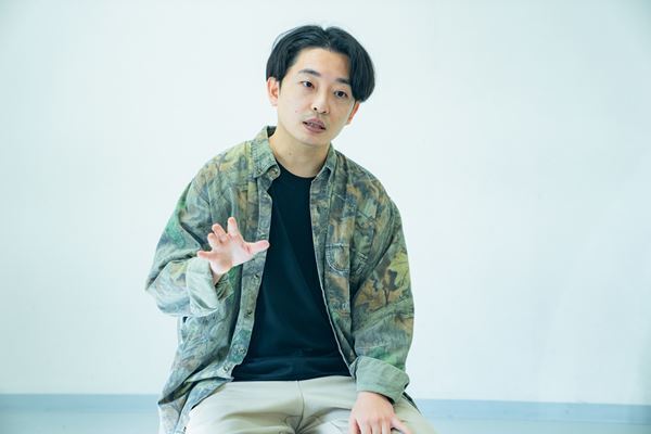 孤独な地縛霊の“眼差し”通じて人間を描く『とりわけ眺めの悪い部屋』山西竜矢×湯川ひなインタビュー