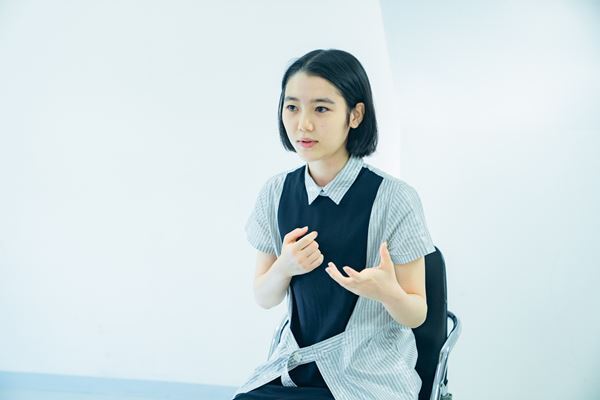 孤独な地縛霊の“眼差し”通じて人間を描く『とりわけ眺めの悪い部屋』山西竜矢×湯川ひなインタビュー