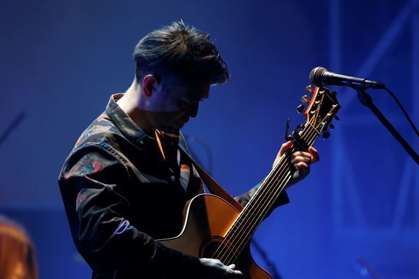 河口恭吾が新アルバム収録曲や代表曲「桜」など21曲を披露、20周年記念ライブレポート