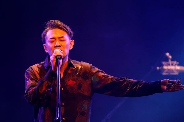 河口恭吾が新アルバム収録曲や代表曲「桜」など21曲を披露、20周年記念ライブレポート
