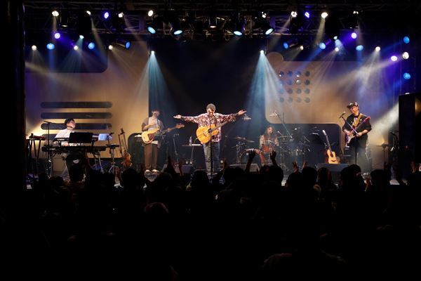 河口恭吾が新アルバム収録曲や代表曲「桜」など21曲を披露、20周年記念ライブレポート