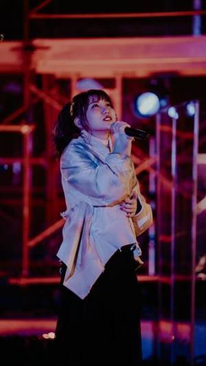 YOASOBI、初ワンマンライブ『KEEP OUT THEATER』レポ　建設中の工事現場からヒット曲「夜に駆ける」「群青」などを披露