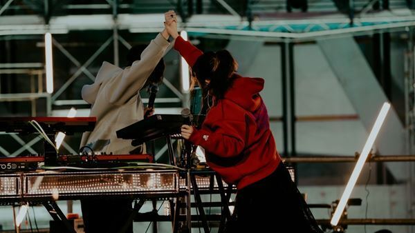 YOASOBI、初ワンマンライブ『KEEP OUT THEATER』レポ　建設中の工事現場からヒット曲「夜に駆ける」「群青」などを披露