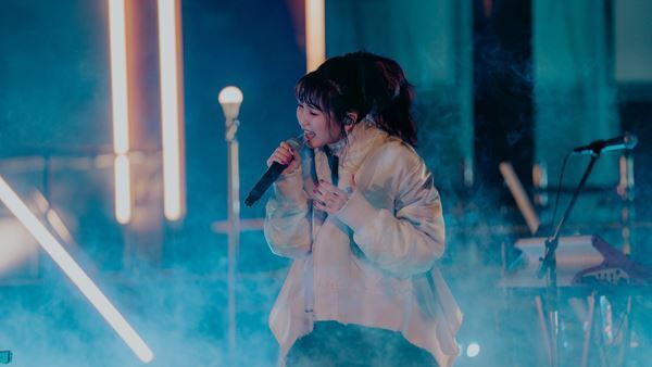 YOASOBI、初ワンマンライブ『KEEP OUT THEATER』レポ　建設中の工事現場からヒット曲「夜に駆ける」「群青」などを披露