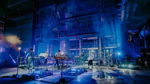 YOASOBI、初ワンマンライブ『KEEP OUT THEATER』レポ　建設中の工事現場からヒット曲「夜に駆ける」「群青」などを披露