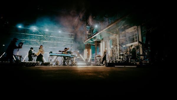 YOASOBI、初ワンマンライブ『KEEP OUT THEATER』レポ　建設中の工事現場からヒット曲「夜に駆ける」「群青」などを披露