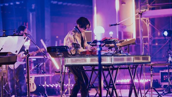 YOASOBI、初ワンマンライブ『KEEP OUT THEATER』レポ　建設中の工事現場からヒット曲「夜に駆ける」「群青」などを披露