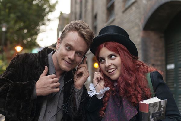 「素晴らしい曲が鳴っている時、誰もあなたに手を出すことはできない」映画『ビルド・ア・ガール』が描く音楽の魅力