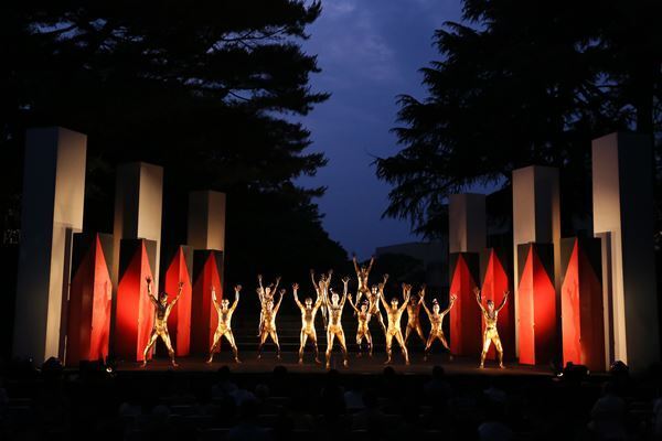 初夏の夜、暗闇のなかで躍動する金色の肉体　 大駱駝艦『Crazy Camel Garden』公演レポート