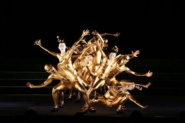 初夏の夜、暗闇のなかで躍動する金色の肉体　 大駱駝艦『Crazy Camel Garden』公演レポート