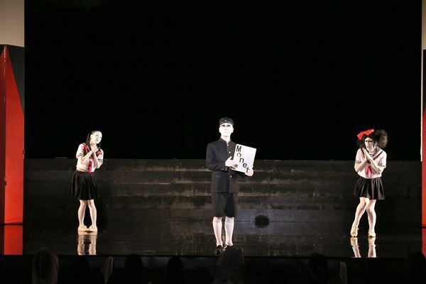 初夏の夜、暗闇のなかで躍動する金色の肉体　 大駱駝艦『Crazy Camel Garden』公演レポート