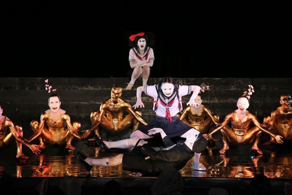 初夏の夜、暗闇のなかで躍動する金色の肉体　 大駱駝艦『Crazy Camel Garden』公演レポート