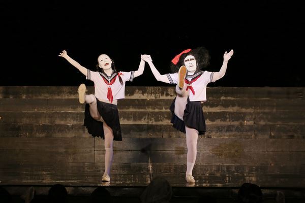 初夏の夜、暗闇のなかで躍動する金色の肉体　 大駱駝艦『Crazy Camel Garden』公演レポート