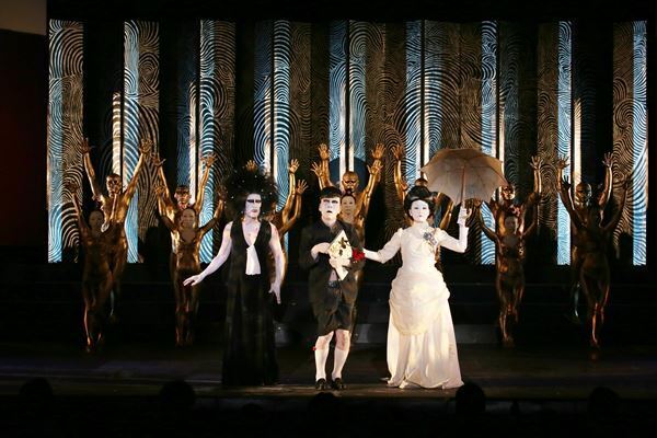 初夏の夜、暗闇のなかで躍動する金色の肉体　 大駱駝艦『Crazy Camel Garden』公演レポート