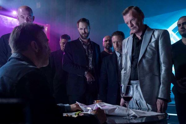 平凡な男がマフィアのボスをあざ笑い挑発　『Mr.ノーバディ』緊迫の本編映像公開