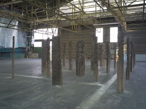 『戸谷成雄　森―湖：再生と記憶』開催！　市原湖畔美術館の空間からインスピレーションを得た作品を展開