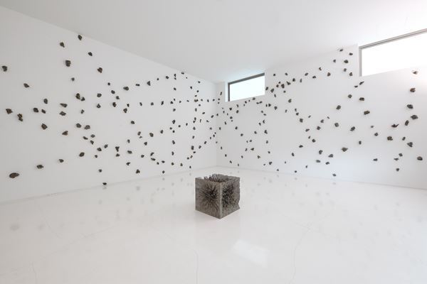 『戸谷成雄　森―湖：再生と記憶』開催！　市原湖畔美術館の空間からインスピレーションを得た作品を展開