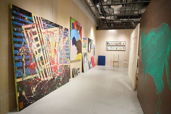 浅野忠信の2年ぶりとなる個展が渋谷PARCOでスタート！ カラフルな油彩画や水彩画に込められた思いとは？