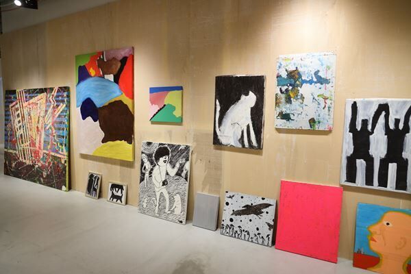 浅野忠信の2年ぶりとなる個展が渋谷PARCOでスタート！ カラフルな油彩画や水彩画に込められた思いとは？