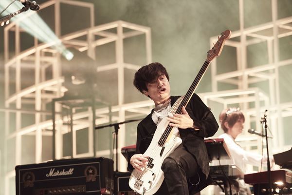 映画『スピッツ コンサート 2020 “猫ちぐらの夕べ”』オンライン上映スタート！　最速ライブレポート到着