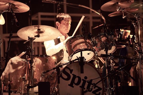 映画『スピッツ コンサート 2020 “猫ちぐらの夕べ”』オンライン上映スタート！　最速ライブレポート到着