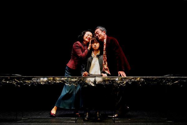 長田育恵×瀬戸山美咲が贈る“現代の幸福論”とは？　現代能楽集Ⅹ『幸福論』開幕、舞台写真＆初日コメント到着