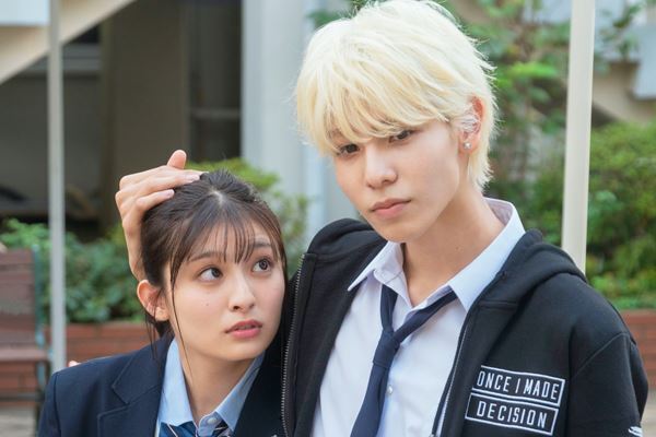 ラウールがポニーテール姿の吉川愛を抱き寄せる　『ハニーレモンソーダ』未公開場面ショット